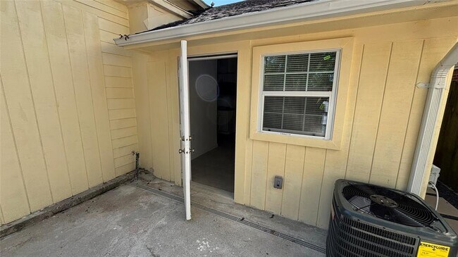 Building Photo - 160 Keel St