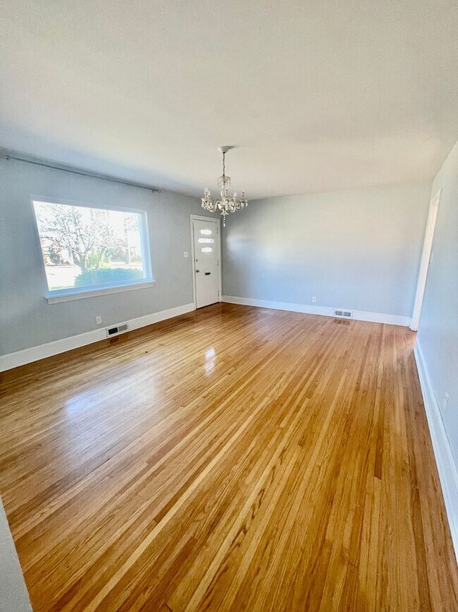 Foto del edificio - Welcome to this adorable 3-bedroom, 2-bath ranch style brick home, nestled in the historic McCror...