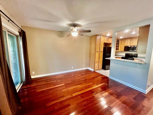 Foto del edificio - Welcome to this spacious 3 bedroom, 2 bath...