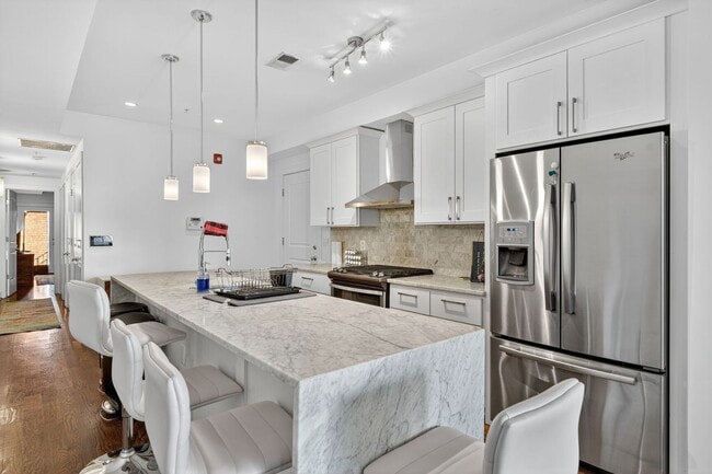 Foto del edificio - Sophisticated, Beautifully Furnished 2br/2...