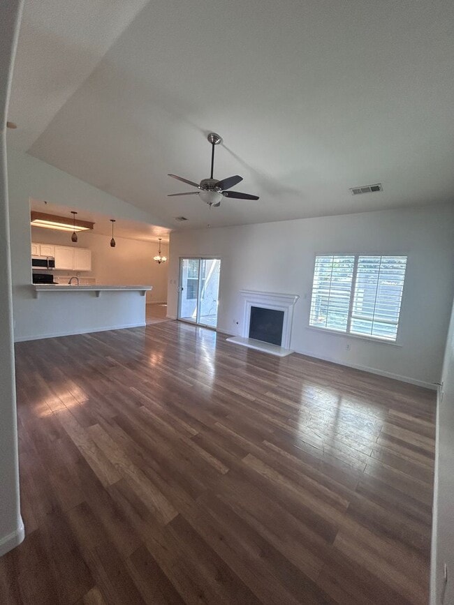 Building Photo - 3 bedroom 2 bath in Lemoore with SOLAR!