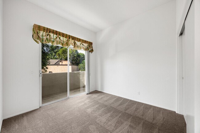 Foto del edificio - Adorable 2 Story 3 Bed 3 Bath Condo Gated Community