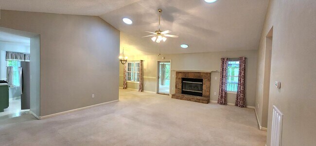 Foto del edificio - Beautiful, unfurnished rental perfectly lo...