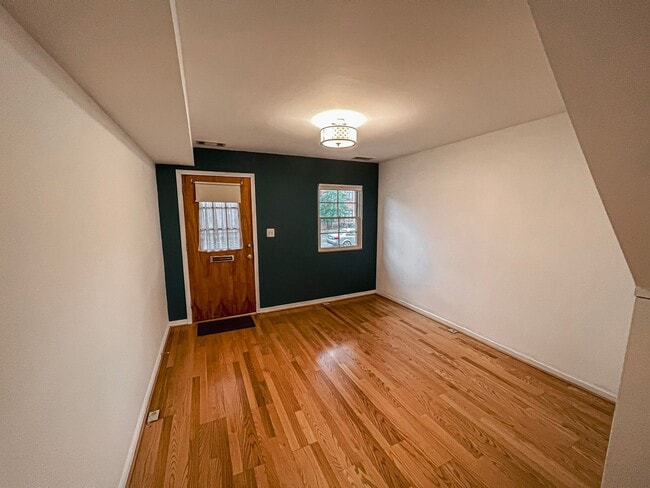 Building Photo - Beautiful 2 Bedroom 1 Bath Townhouse in Fa...