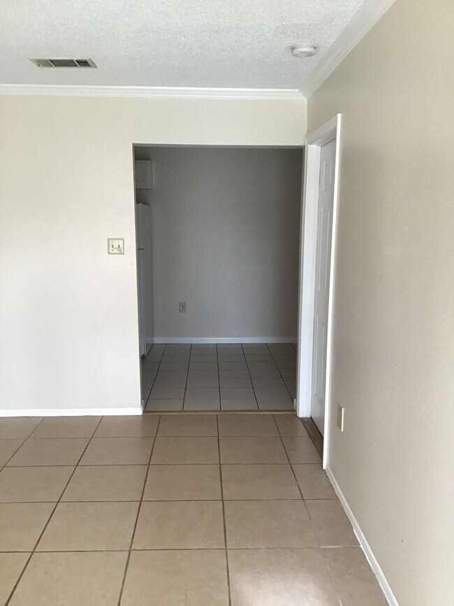 Foto del edificio - 8566 Leake Ave