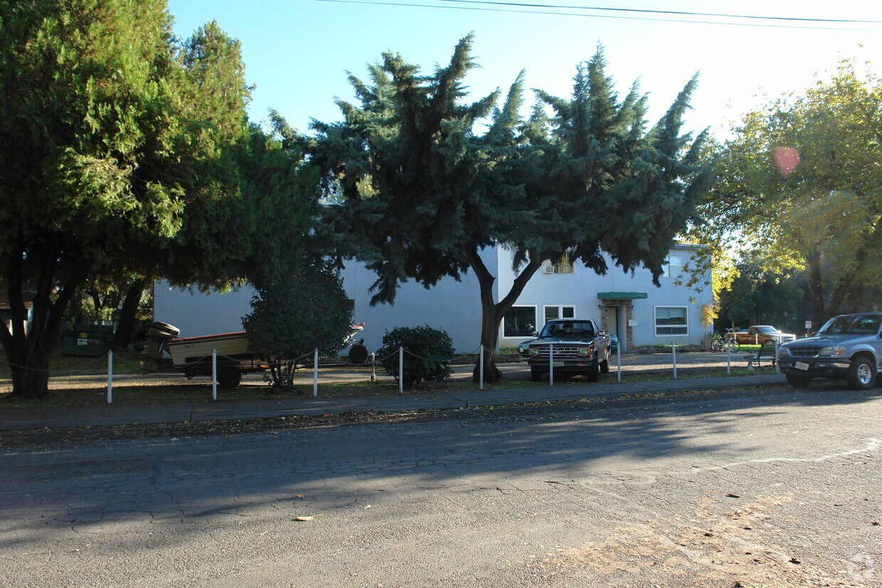 Building Photo - 401 Hickory St