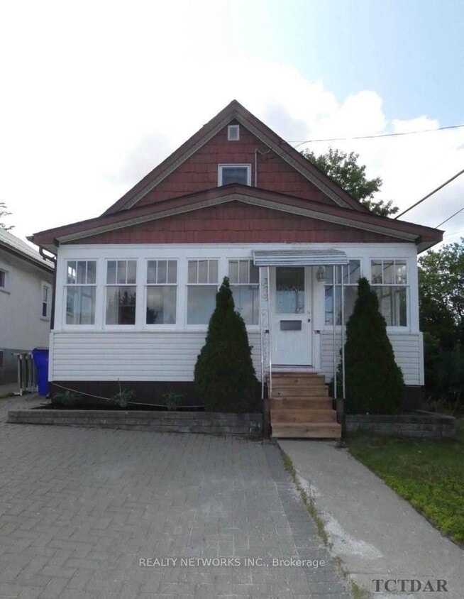 Primary Photo - Charming 3 Bedroom Detached Home – $2,249/...