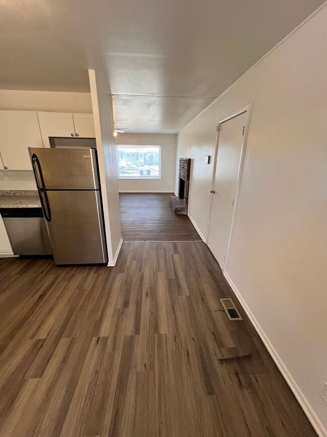 Foto del edificio - Spacious 3 Bedroom Home with Attached & Detached Garages