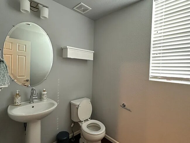 Foto del edificio - 16131 Warner Pl