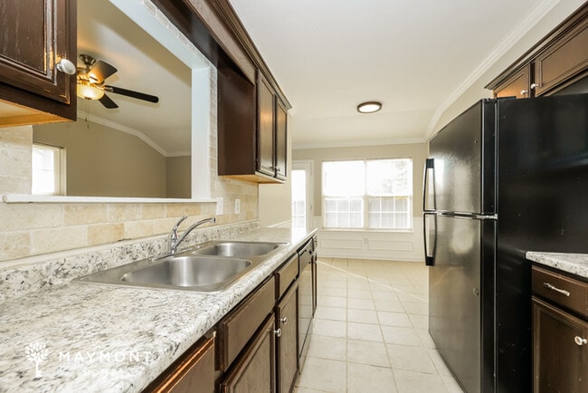 Foto del edificio - 233 Lake Forest Dr