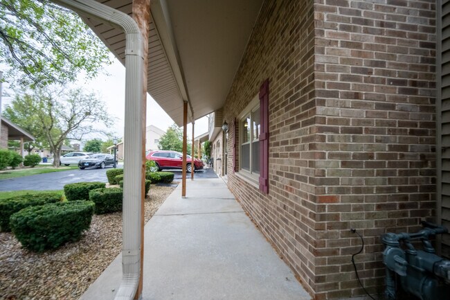 Foto del edificio - 9330 Waterford Ln