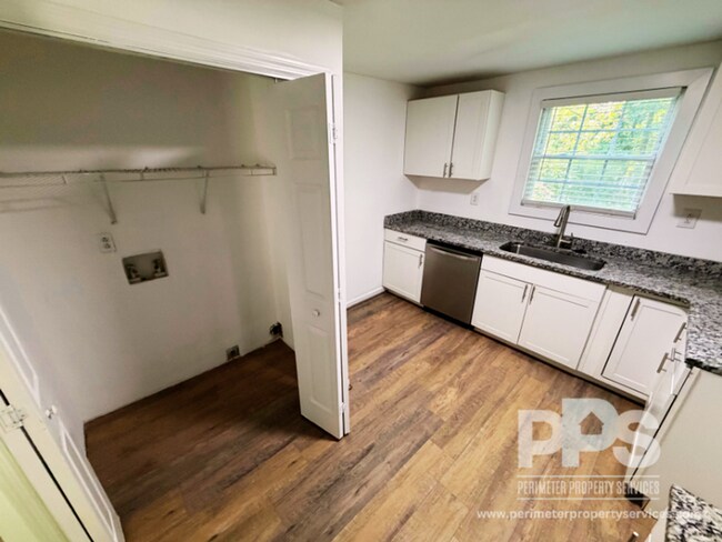 Foto del edificio - 5544 Lakeside Dr