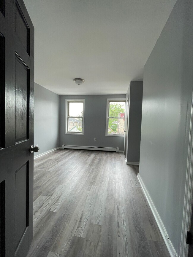 74 Hutton St 3F - 72 Hutton St