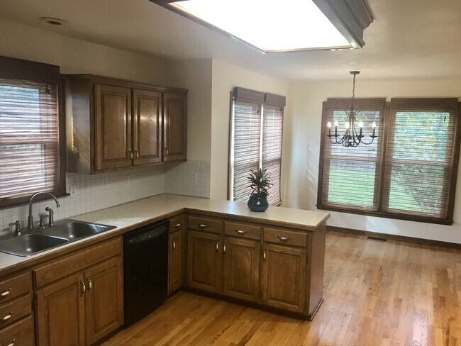 Foto del edificio - {15031} Charming Two Story Home + Huge, Fenced Yard + Cul de Sac