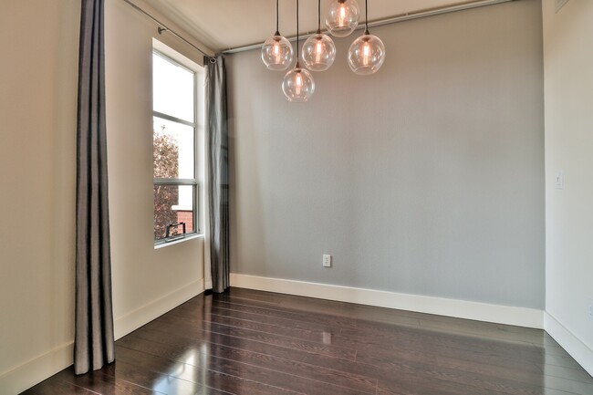 Building Photo - LUXURIOUSLY APPOINTED 3 BEDROOM / 3 BATH CONDO IN DOWNTOWN SJ