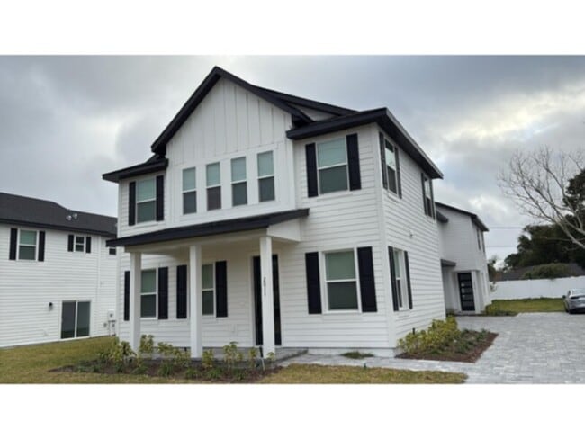 Building Photo - Great 3 bed 2.5 bath Duplex with Den and FENCED patio