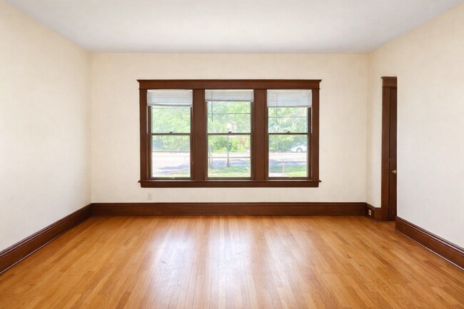 Foto del edificio - June 1st 2026 MOVE IN- Near St. Thomas - Huge 5 Bedroom with Deck and Garage! Large Bedrooms!