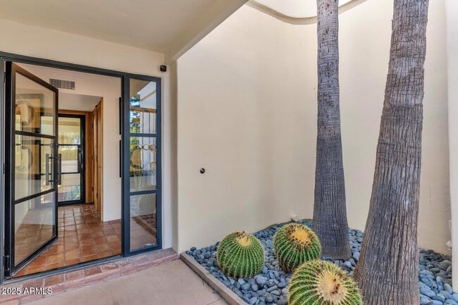 Building Photo - 9447 E Calle De Valle Dr