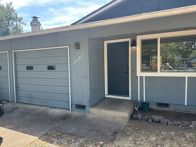 Building Photo - Beautifully updated 2 bedroom 1 bathroom d...