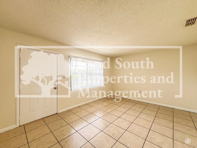 Foto del edificio - 5825 Charlton Dr