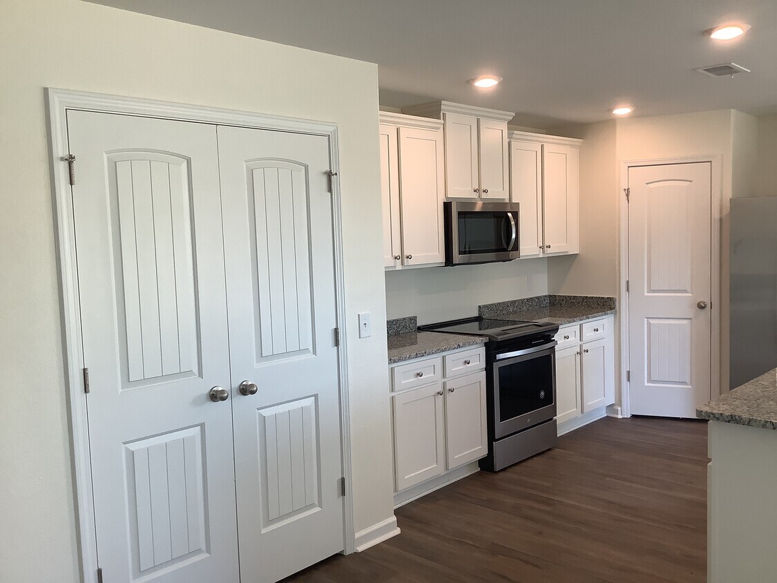 Foto principal - 6050 Mason Tucker Drive