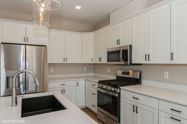 Building Photo - 762 Brook Ridge Ave