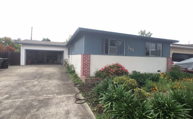 Front - 742 San Rafael St