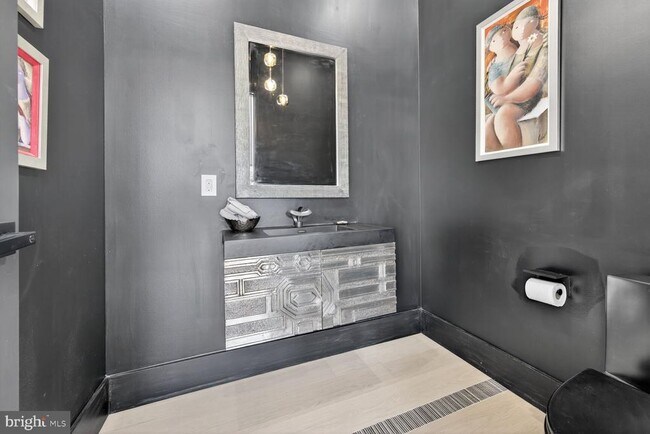 Foto del edificio - 4509 Foxhall Cres NW