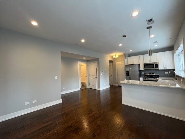 Building Photo - 1752 W Summerdale Ave