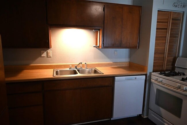 Building Photo - 1818 Collins Ave