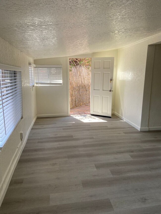 Building Photo - 3622 1/2 COLLIER AVENUE-
