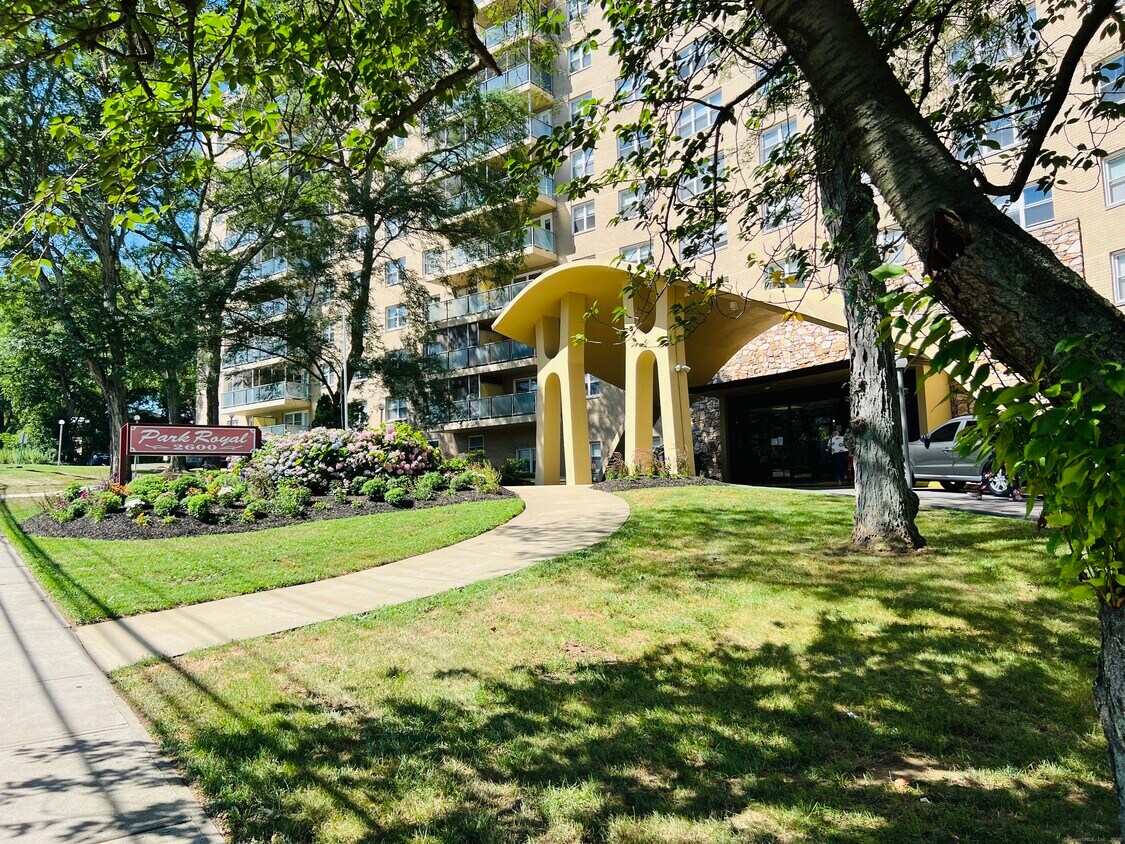 Primary Photo - 2600 Park Ave