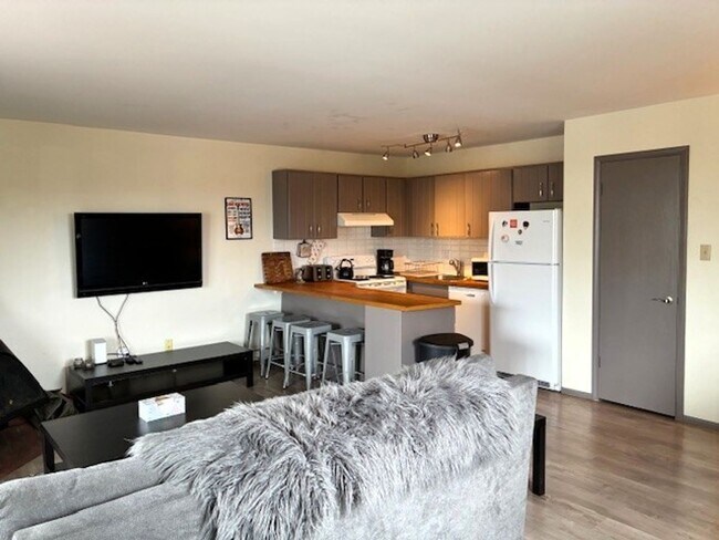 Building Photo - Long Term Rental- Original Dillon Valley E301