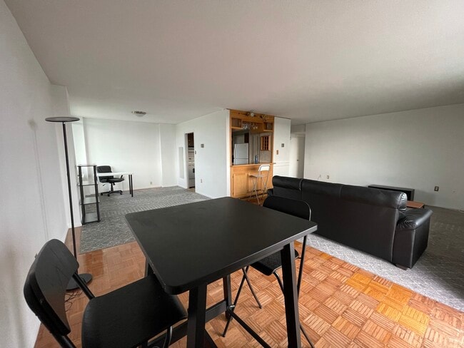 Large and Spacious living room - 1 E University Pky