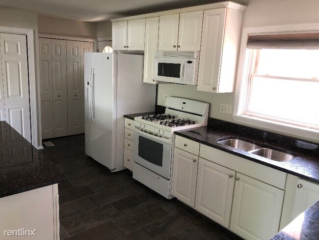 Building Photo - 3 br, 1 bath House - 102 S. Pierce