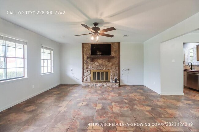 Foto del edificio - 647 Ridge Dr