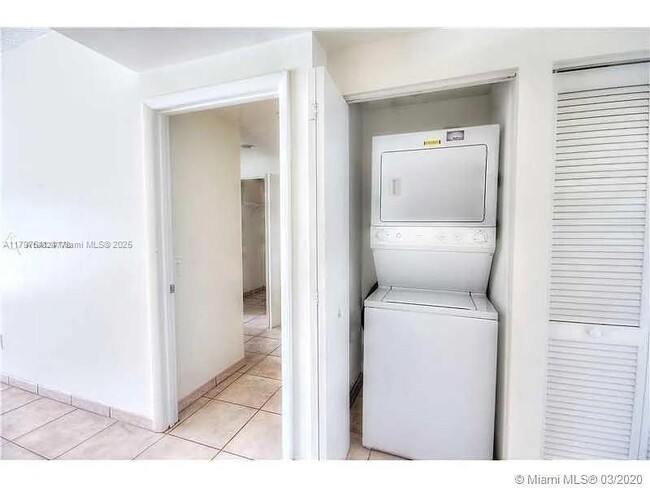 Building Photo - 2475 Brickell Ave