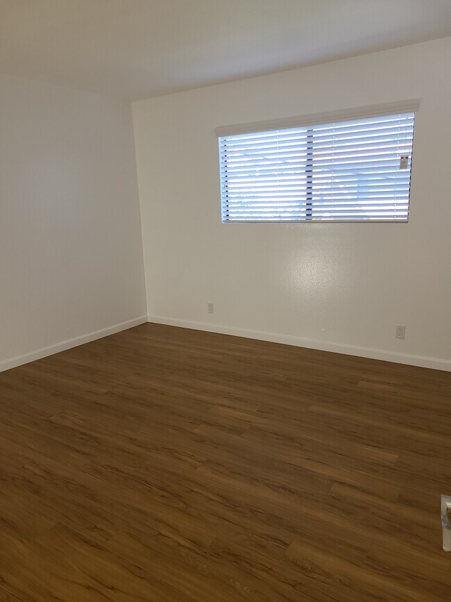 Bedroom with walk-in closet - 200 N Electric Ave