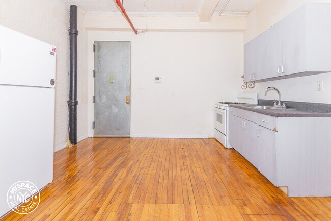 Building Photo - 175 Stockholm St