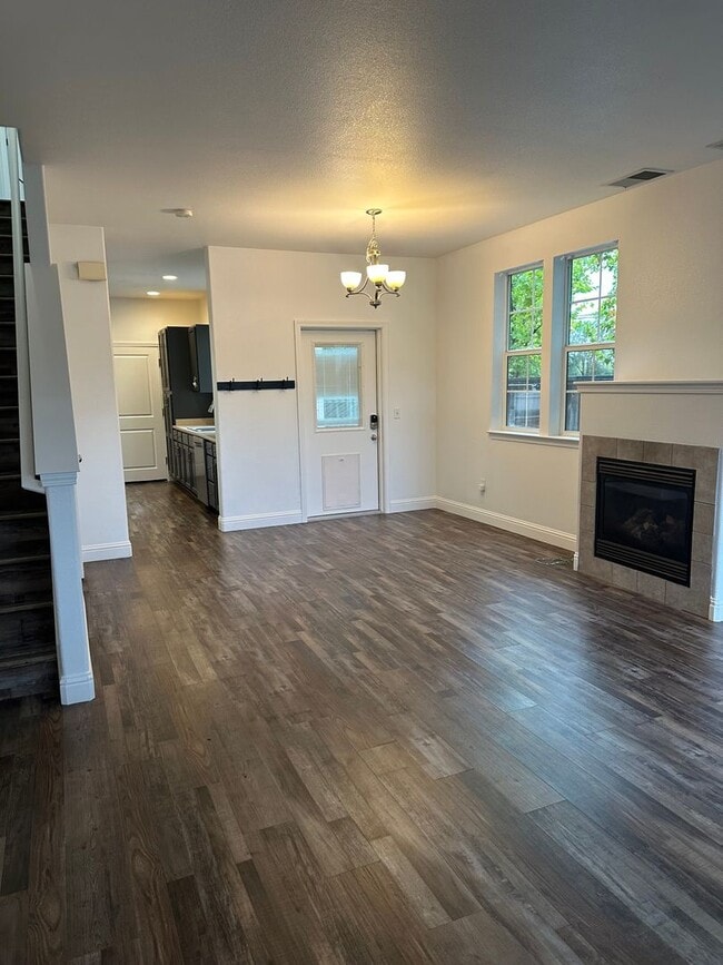 Foto del edificio - Come check out this lovely 3 bedroom 2.5 b...
