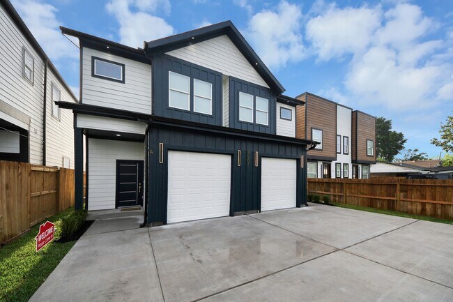 Building Photo - 8601 Amadwe St