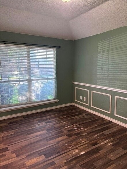 Foto del edificio - 1300 Rosewood Ln
