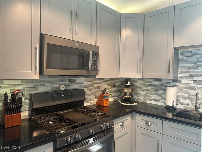 Building Photo - 820 Bergamont Dr