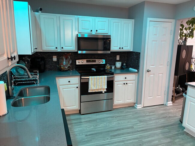 Foto del edificio - Room in House on Browns Mill Trail