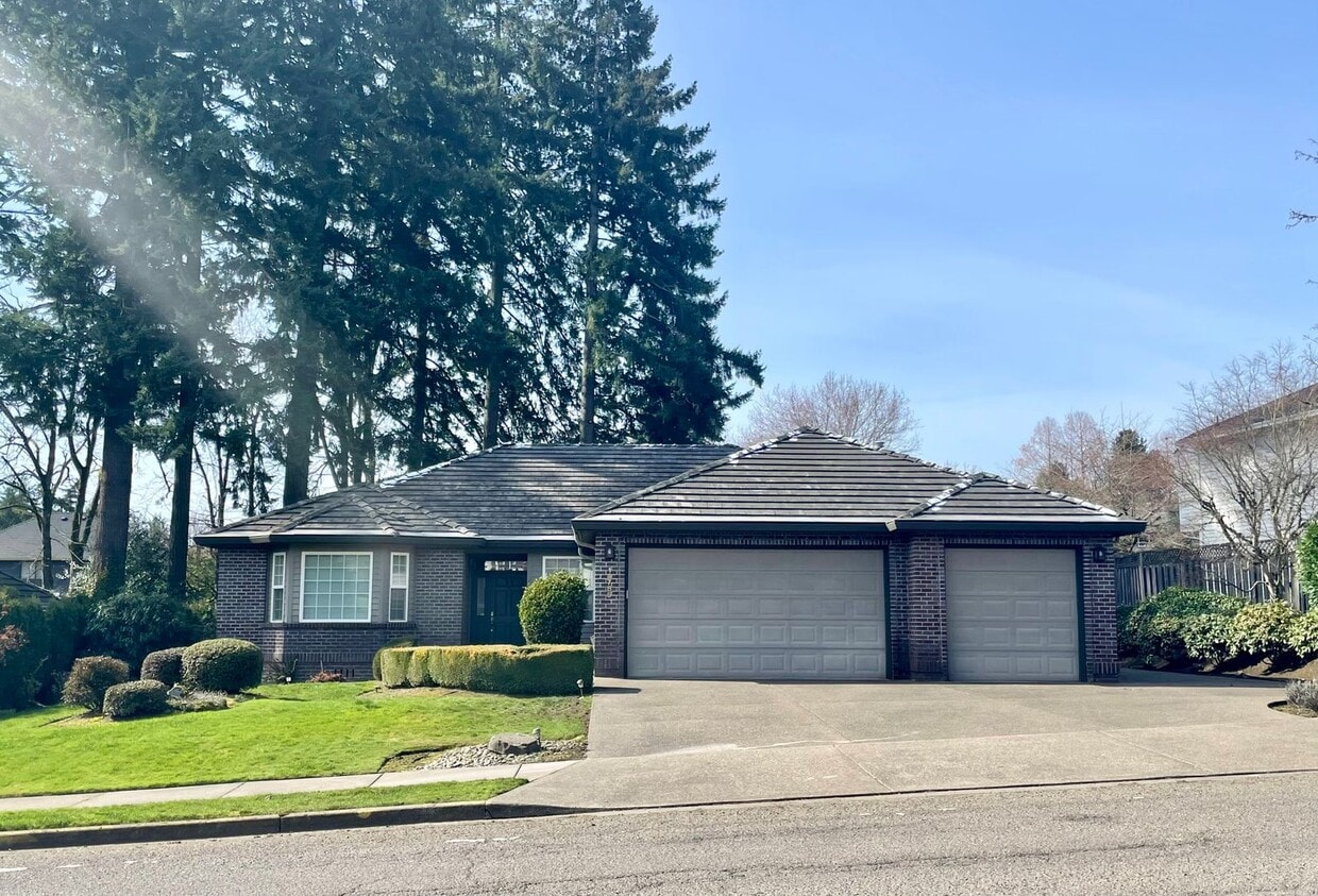 Primary Photo - Clackamas Ranch 3 bedroom 2 bathroom - W/D...