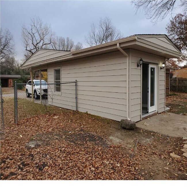 Building Photo - 1221 Sunnybrook Dr
