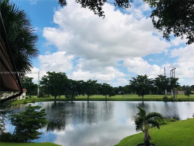 Foto del edificio - 565 NW 100th Pl