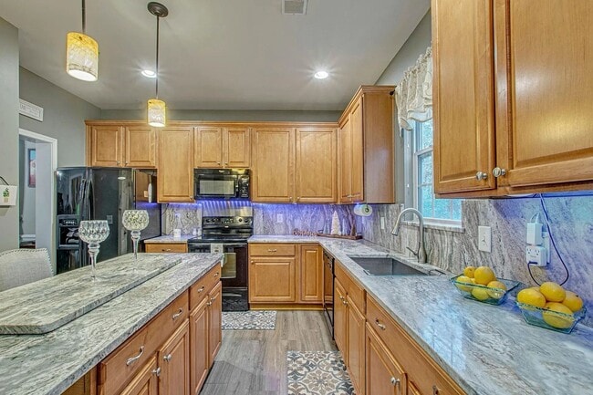 Building Photo - Comfort, Space & Convenience in Summerville