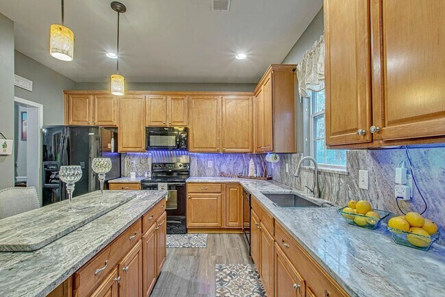 Foto del edificio - Comfort, Space & Convenience in Summerville