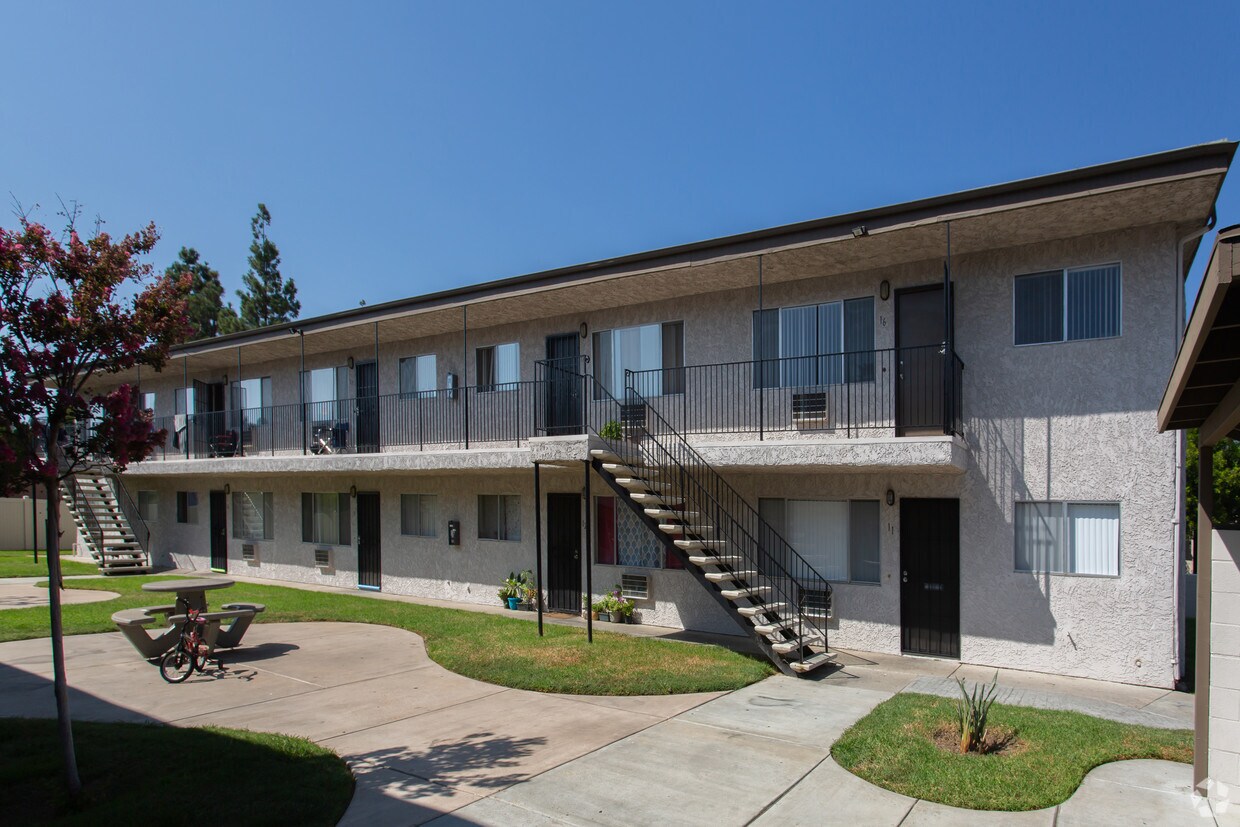 Primary Photo - Sunshine Manor Apartments